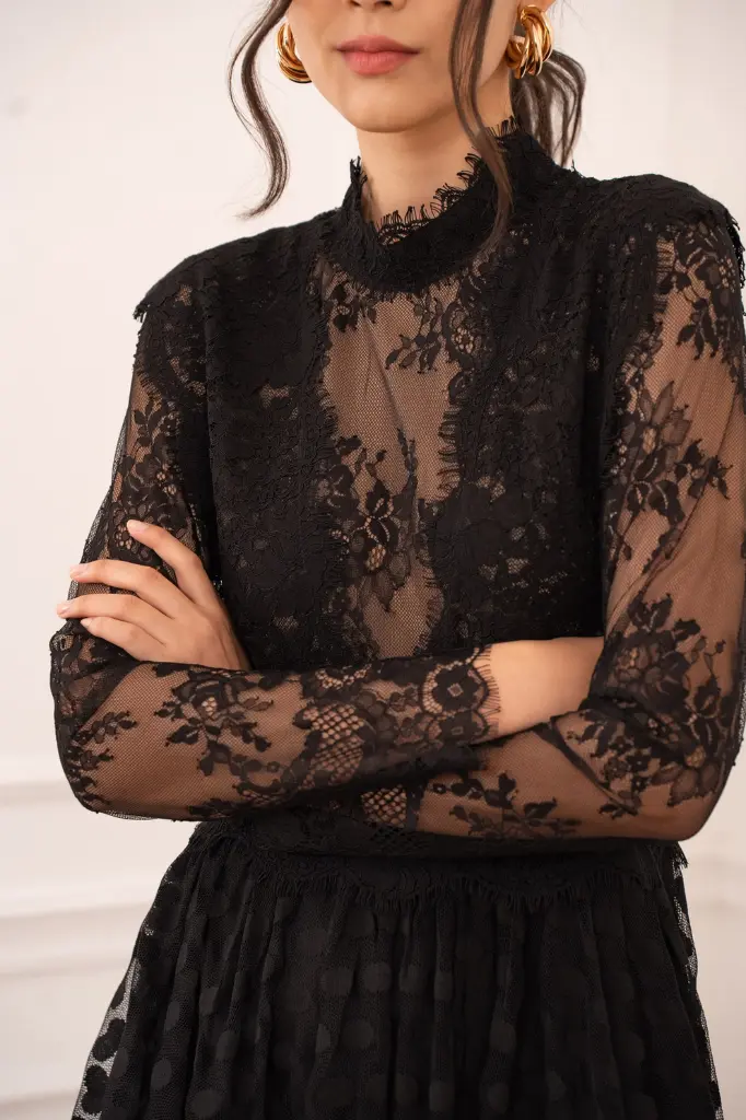 Robe longue en dentelle plumetis