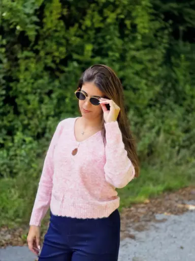 FLAVIE2 - Pull doux col V avec festons subtils